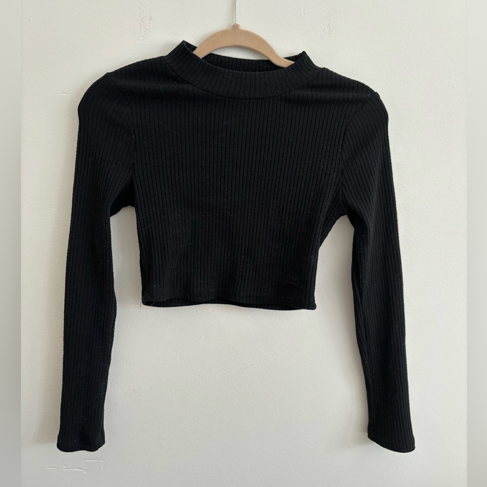 Black long sleeve crop top